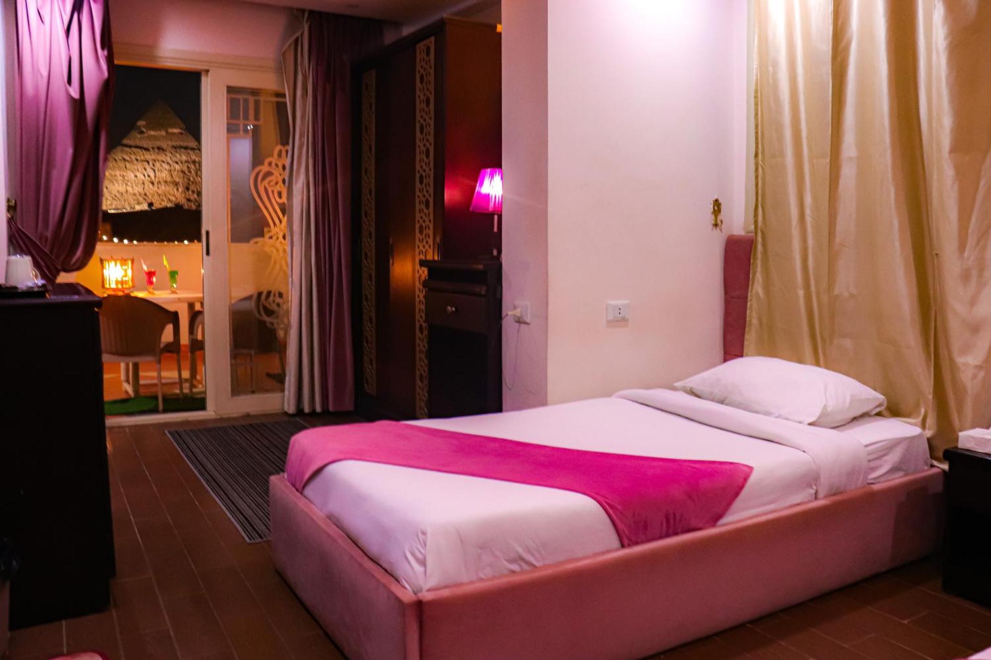 Golden Pyramids View Inn Hostal