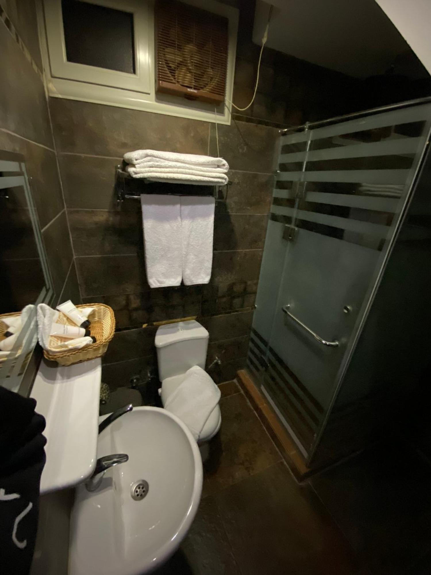 Hostal Golden Pyramids View Inn *