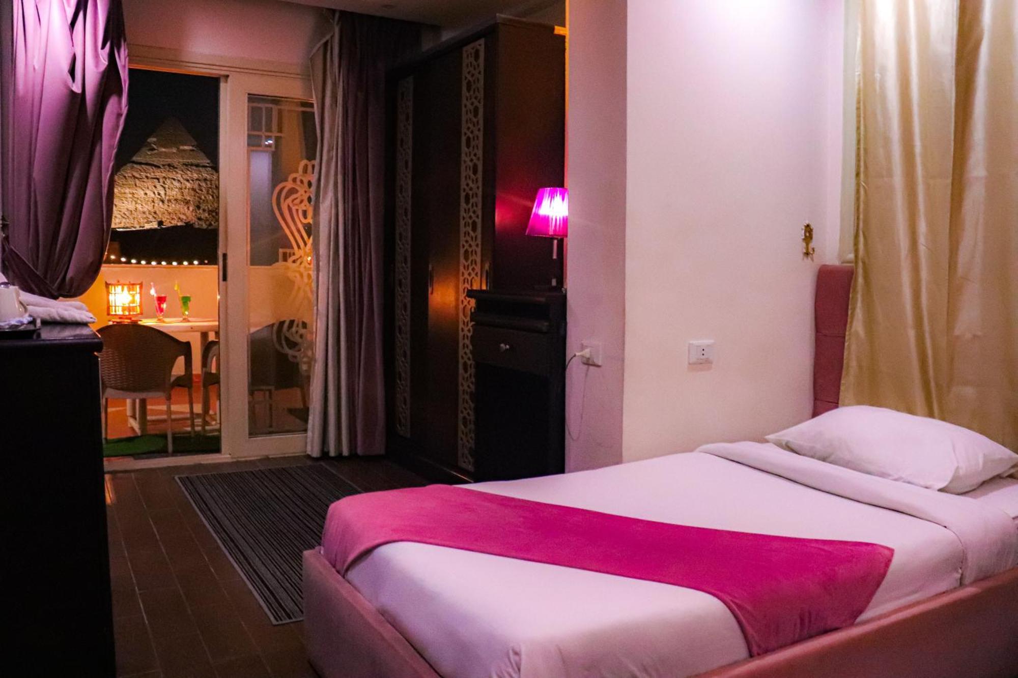 Golden Pyramids View Inn *