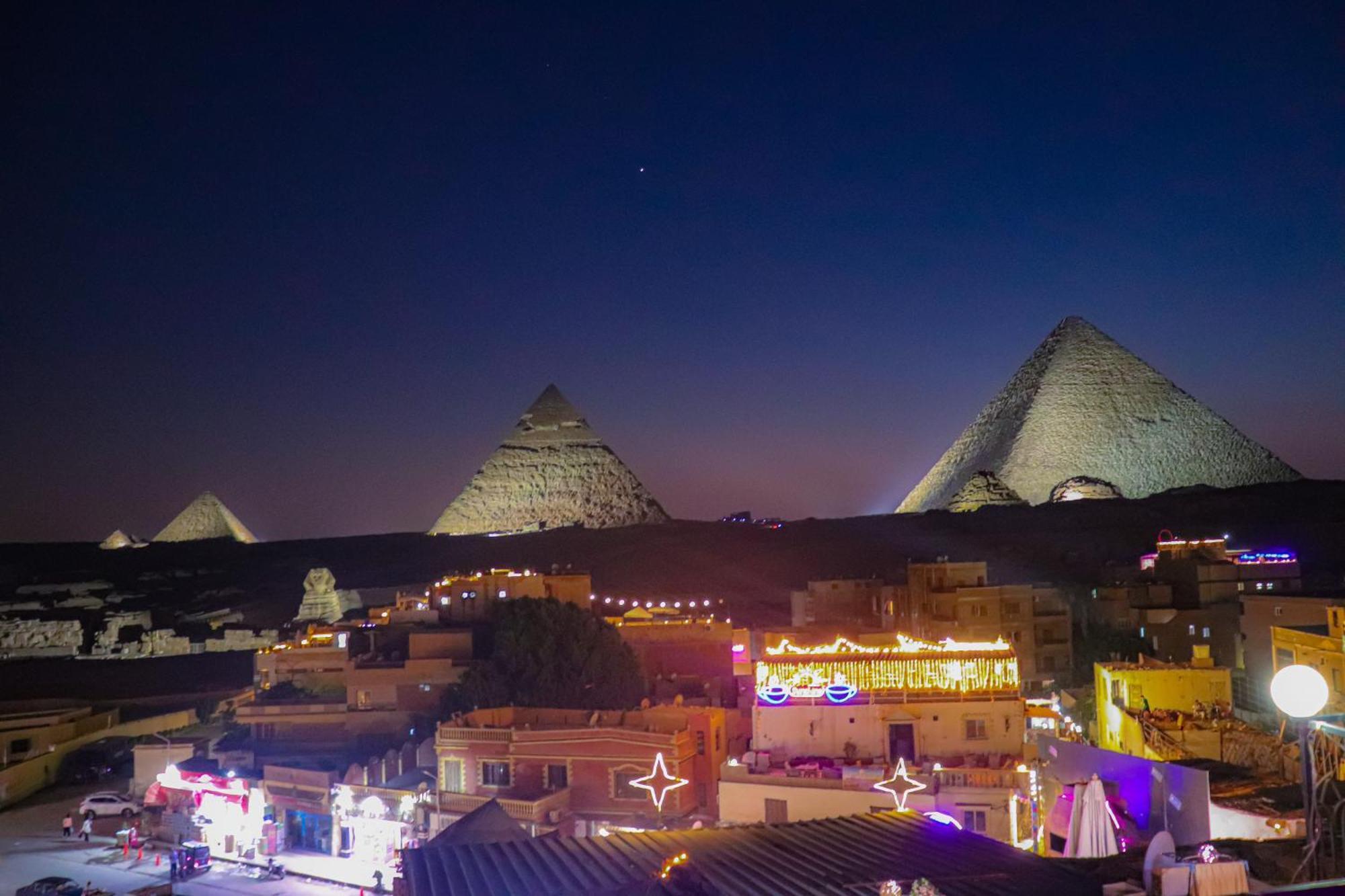 Golden Pyramids View Inn Hostal *