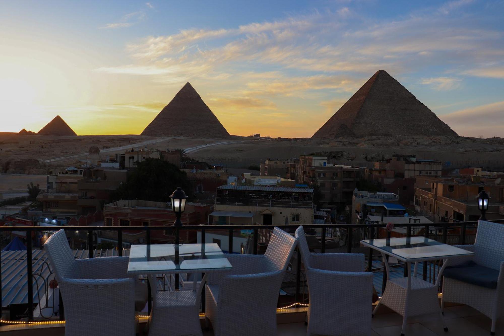 Golden Pyramids View Inn *