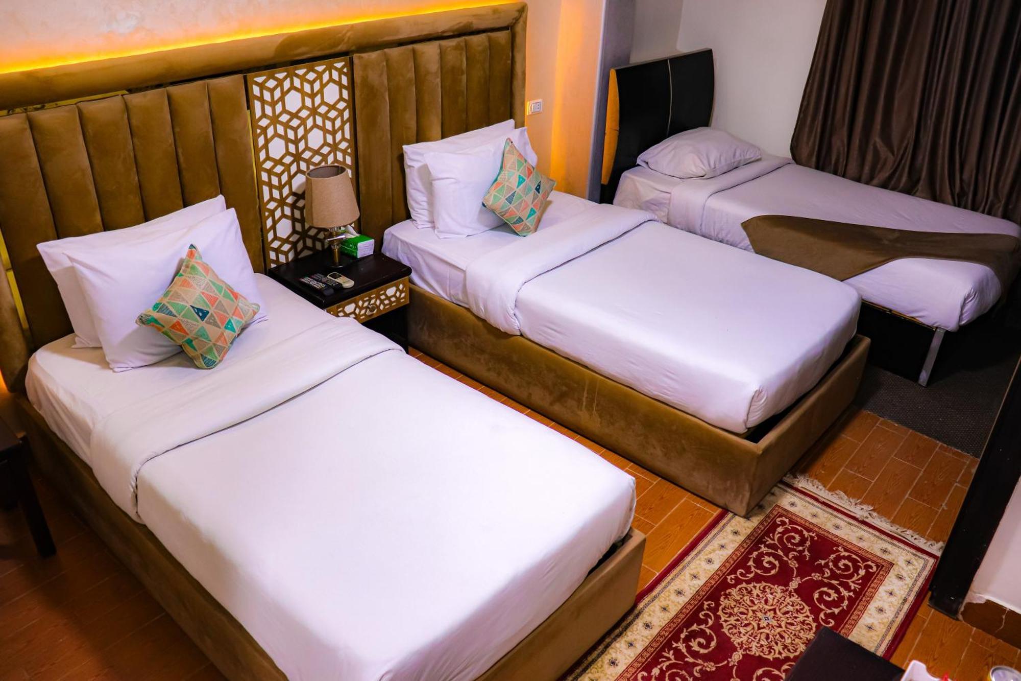 Hostel Golden Pyramids View Inn