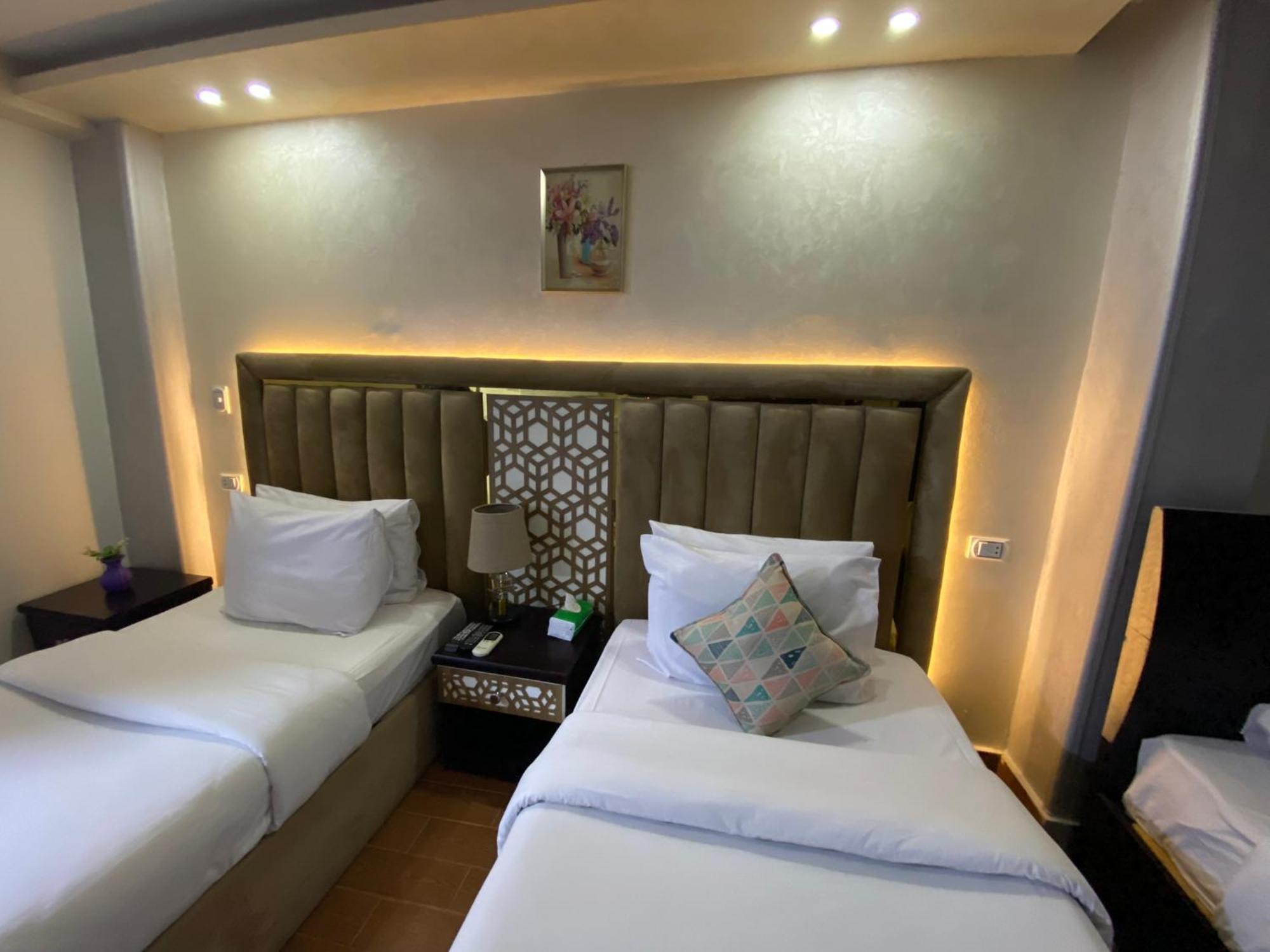 Golden Pyramids View Inn *