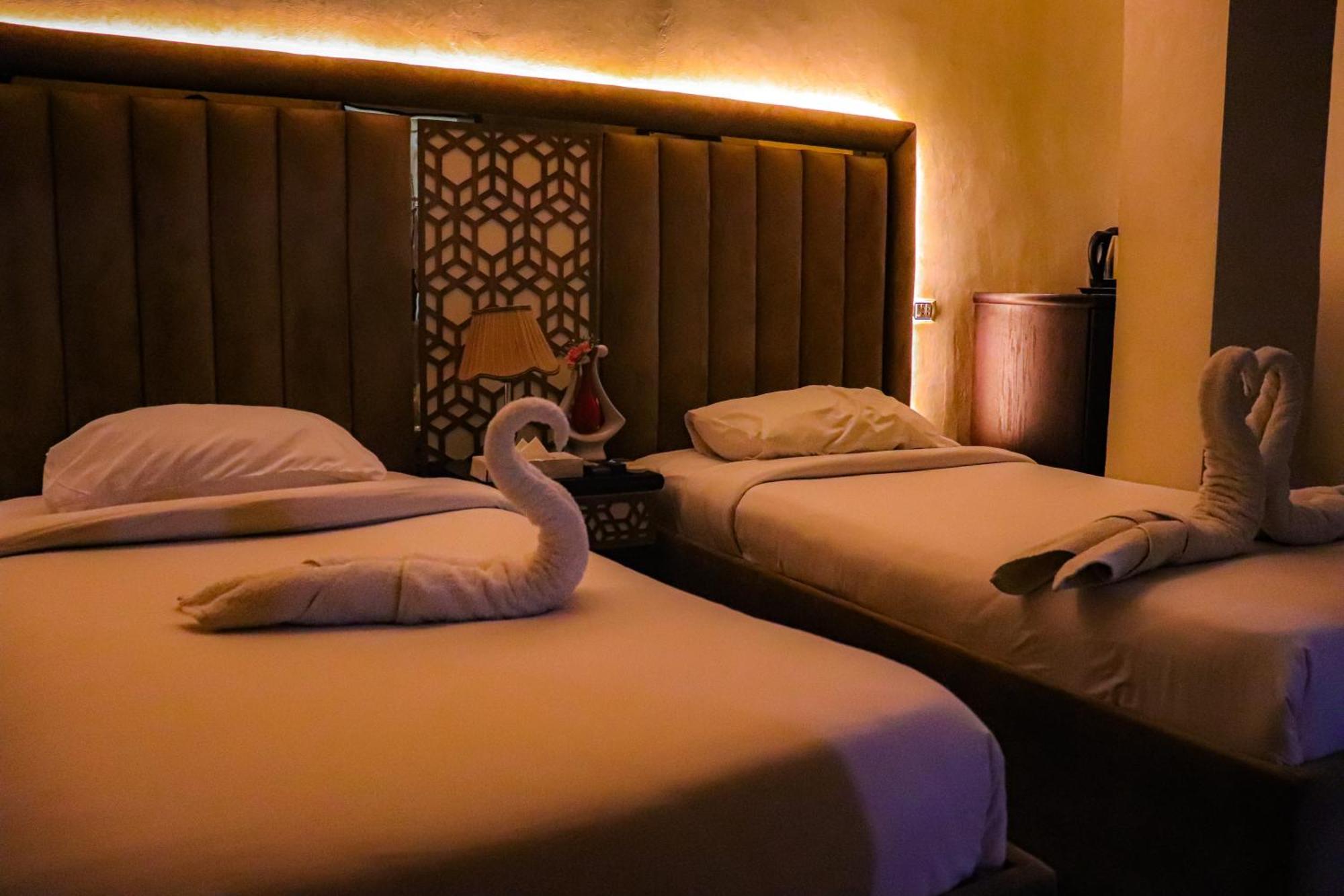 Hostel Golden Pyramids View Inn